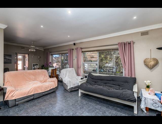 3 BEDROOM HOUSE FOR SALE IN CHURCHILL ESTATE